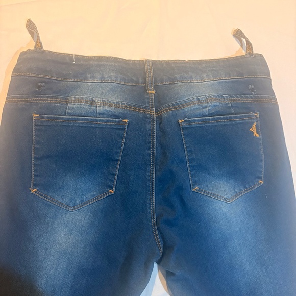 Woman’s skinny straight leg - Picture 2 of 2